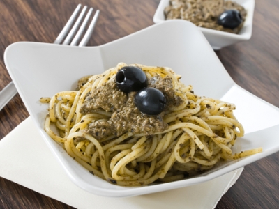 Špagety s olivovým pestem